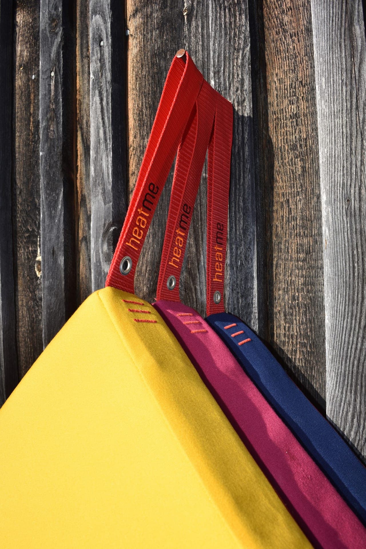 heatme Classic Tragegriffe — gewebtes Band mit Logo auf Holz