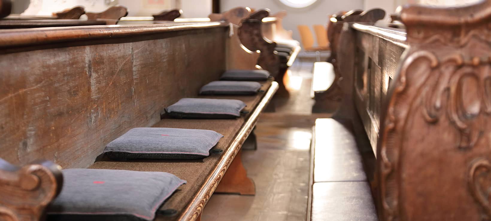 Kirchenbank mit heatme Heizkissen – zurückhaltend integriert